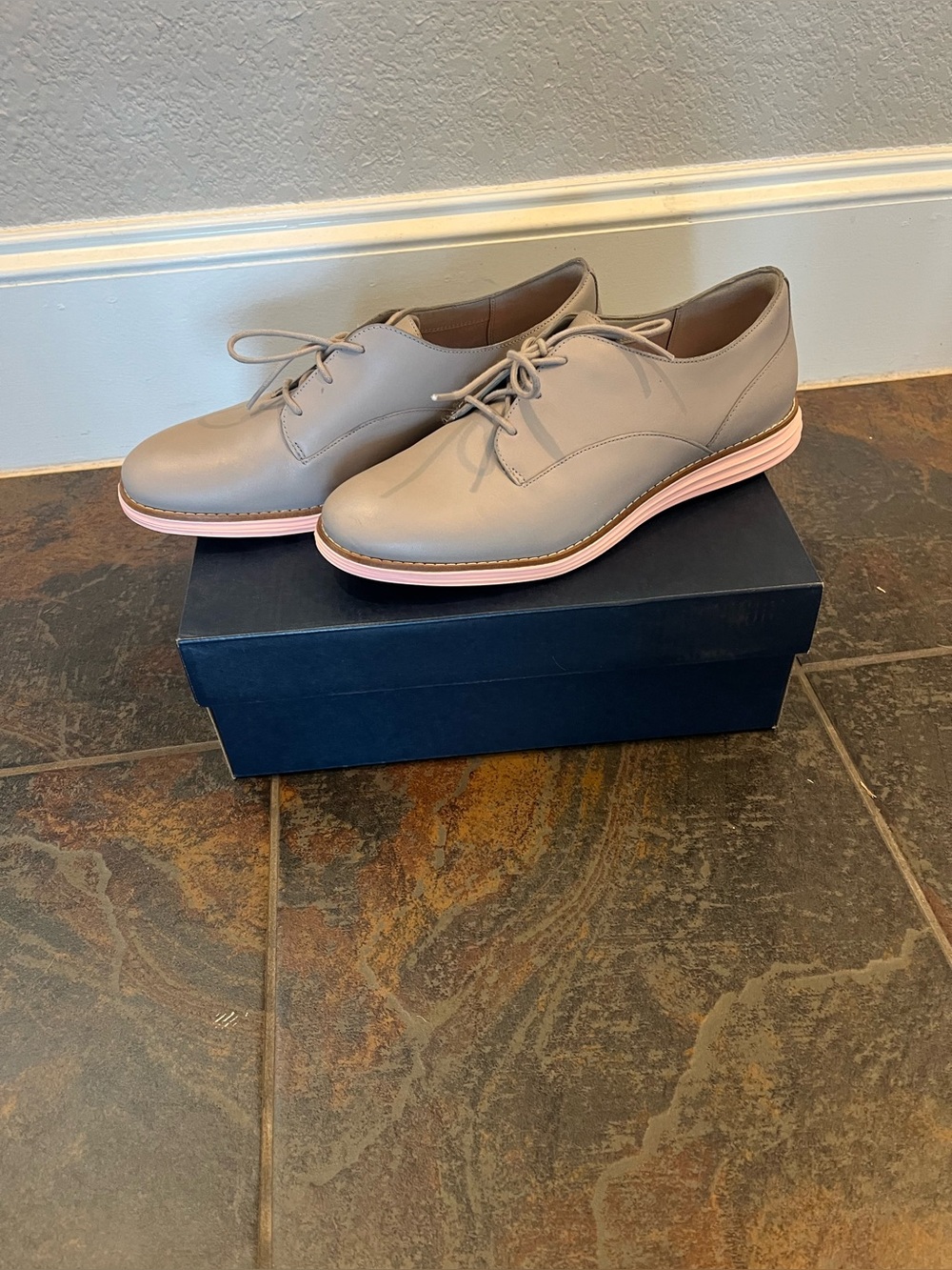 Cole Haan gray Leather Oxfords with Pink-Trim Sole, size 8